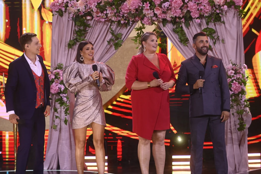 Elżbieta Romanowska w czerwonej kreacji na Festiwalu weselnych przebojów w Mrągowie Elżbieta Romanowska w czerwonej kreacji na Festiwalu weselnych przebojów w Mrągowie