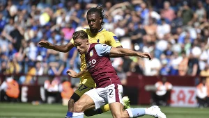 Aston Villa - Everton. W akcji Matty Cash