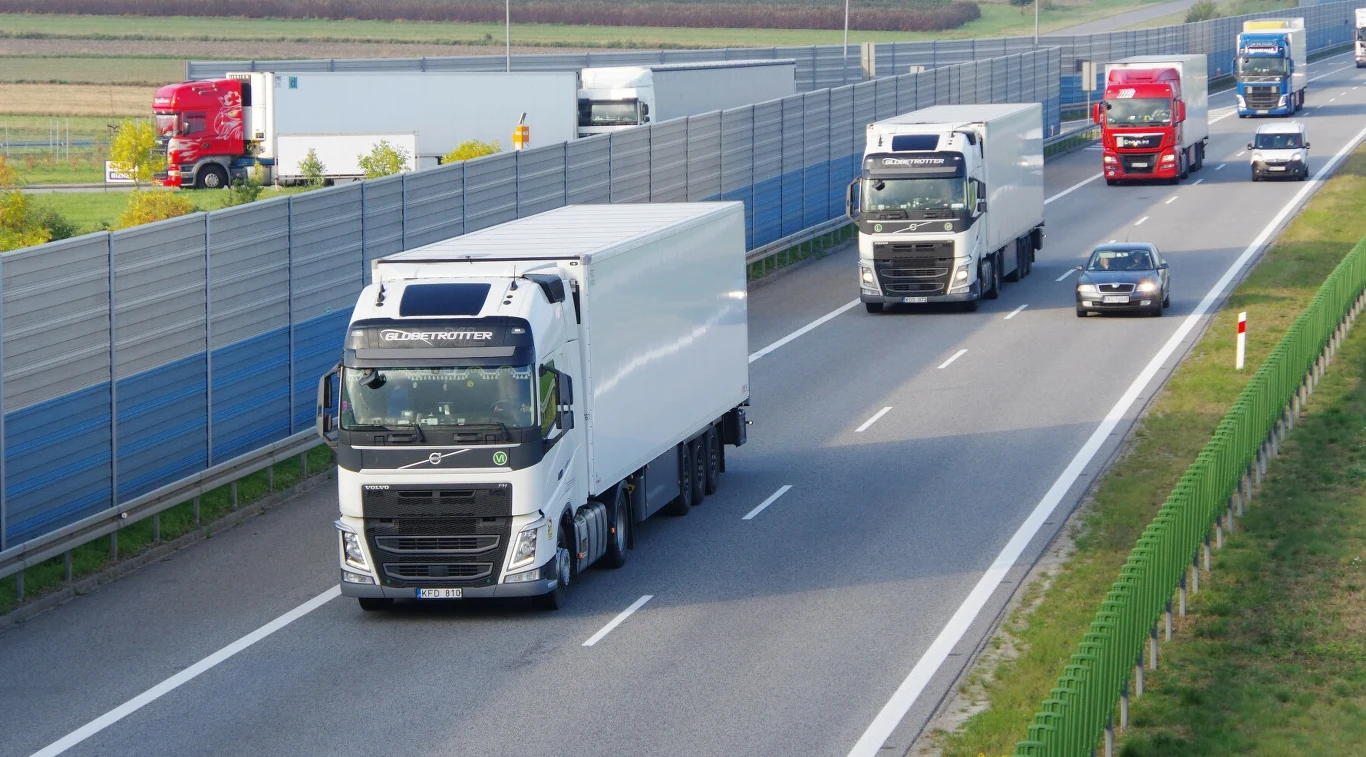 Wymiary tirów są dokładnie określone, podobnie jak ich maksymalna waga. Wykraczanie poza te ramy wymaga specjalnego pozwolenia Wymiary tirów są dokładnie określone, podobnie jak ich maksymalna waga. Wykraczanie poza te ramy wymaga specjalnego pozwolenia