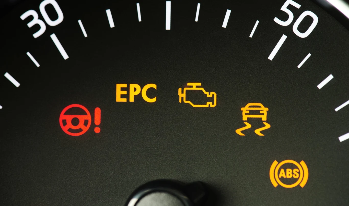 Kontrolka check engine nie zawsze oznacza poważną awarię, ale nie wolno jej ignorować Kontrolka check engine nie zawsze oznacza poważną awarię, ale nie wolno jej ignorować