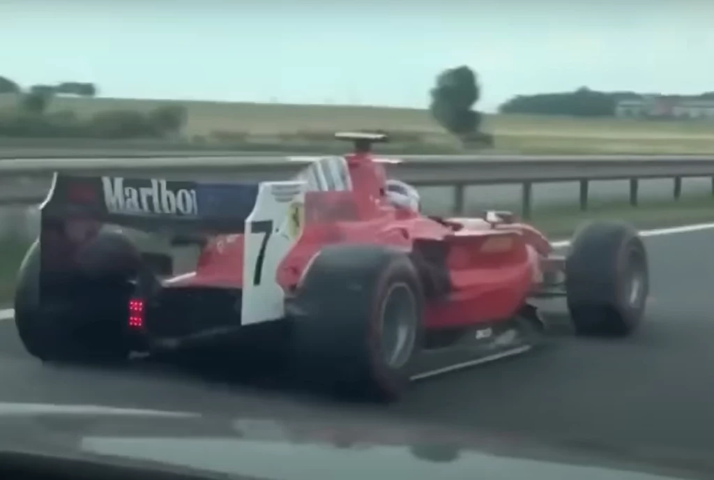 Bolid na czeskiej autostradzie Bolid na czeskiej autostradzie