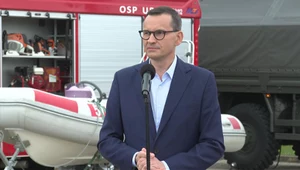 Premier Mateusz Morawiecki podczas konferencji prasowej w miejscowości Uraz