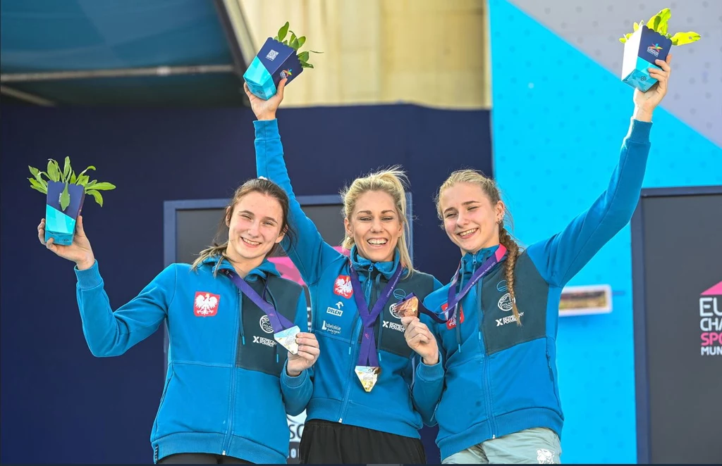 Polki na podium. Rekordzistka świata we wspinaczce sportowej na czas Aleksandra Mirosław (C) zdobyła 15 bm. w Monachium złoty medal mistrzostw Europy w tej konkurencji. Srebro wywalczyła Aleksandra Kałucka (L), a brąz Natalia Kałucka (P) Polki na podium. Rekordzistka świata we wspinaczce sportowej na czas Aleksandra Mirosław (C) zdobyła 15 bm. w Monachium złoty medal mistrzostw Europy w tej konkurencji. Srebro wywalczyła Aleksandra Kałucka (L), a brąz Natalia Kałucka (P)
