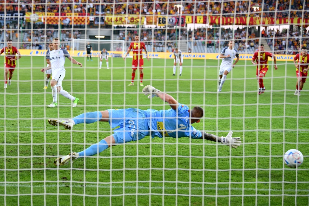 Michał Kopczyński z rzutu karnego pokonał Konrada Forenca Michał Kopczyński z rzutu karnego pokonał Konrada Forenca