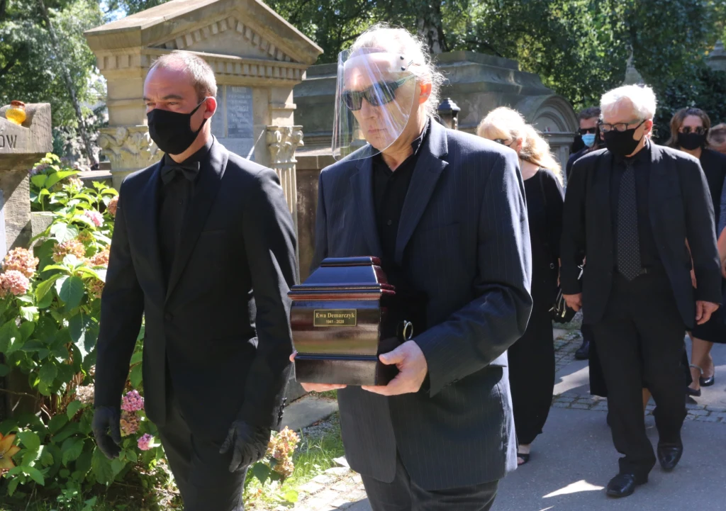 Paweł Rynkiewicz podczas pogrzebu Ewy Demarczyk Paweł Rynkiewicz podczas pogrzebu Ewy Demarczyk