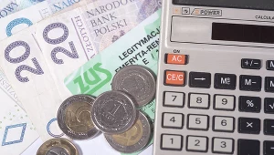 Świadczenie postojowe przeznaczone jest dla przedsiębiorców i osób wykonujących umowy cywilnoprawne, którzy negatywnie odczuli skutki występowania w Polsce COVID-19

