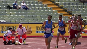 Axel Vang Christensen opatrywany przez medyków w trakcie biegu z przeszkodami na 3000 metrów