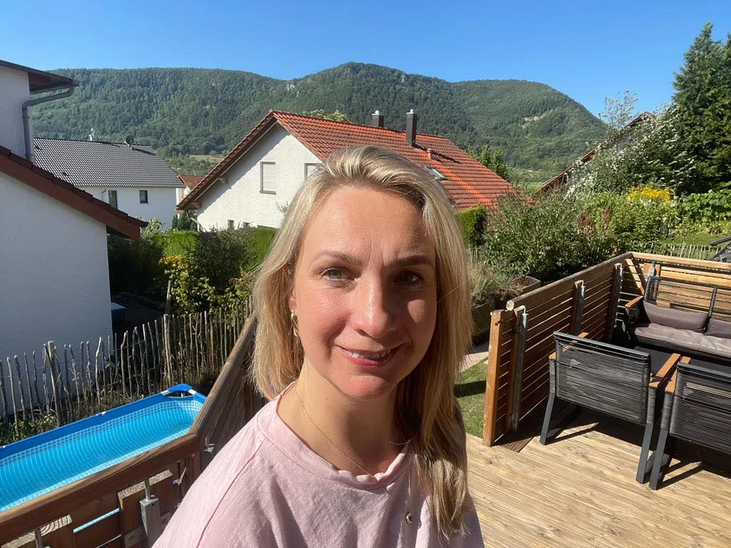 Anna na tarasie jej domu w Niemczech