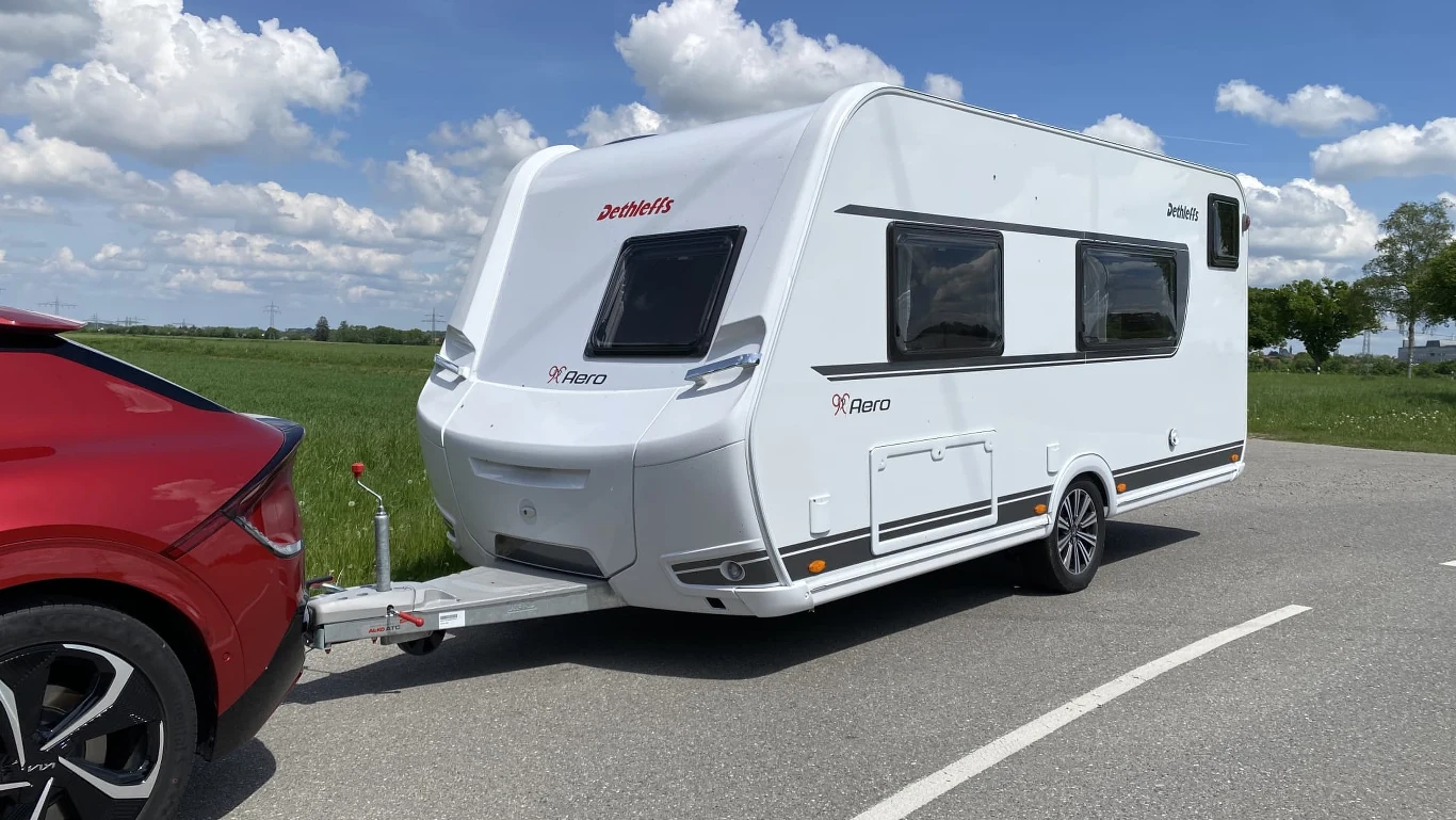 Samochód elektryczny to idealny kandydat do roli holownika przyczepy kempingowej fot. / ADAC