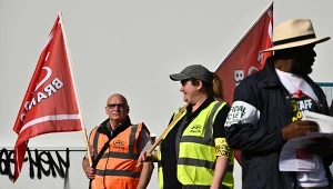 Protestacyjna pikieta pracowników kolei na dworcu Waterloo w Londynie