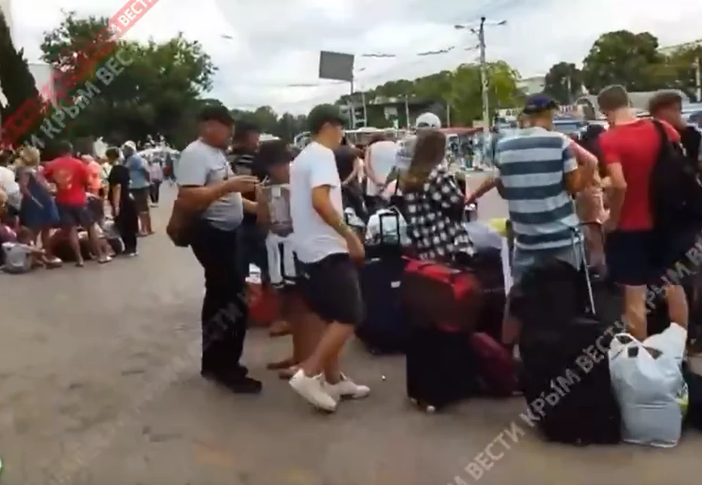 Rosjanie na dworcu w Symferopolu Rosjanie na dworcu w Symferopolu