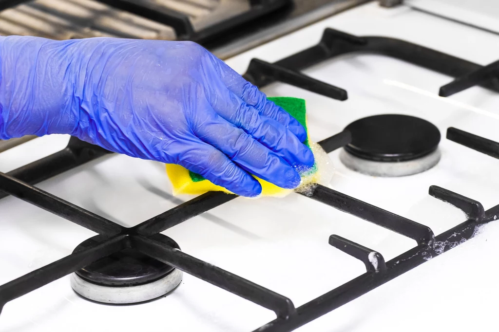 Czyszczenie rusztu kuchenki gazowej pomaga utrzymać czystość urządzenia