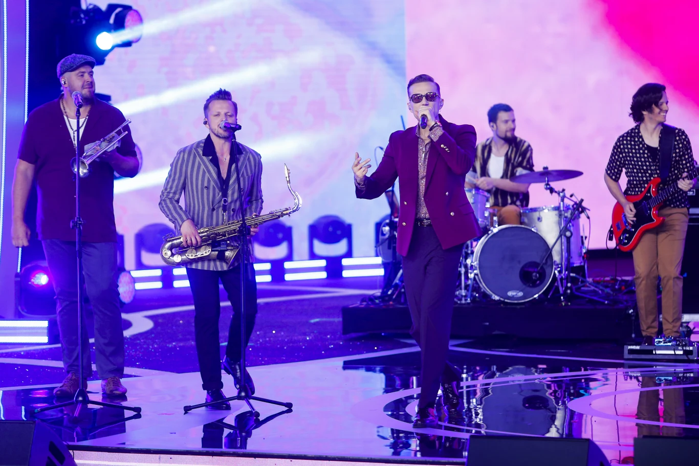 Mrozu rozgrzał publiczność swoimi trzema dużymi przebojami. Na początek usłyszeliśmy "Aurę", następnie "Za daleko" oraz "Jak nie my to kto".