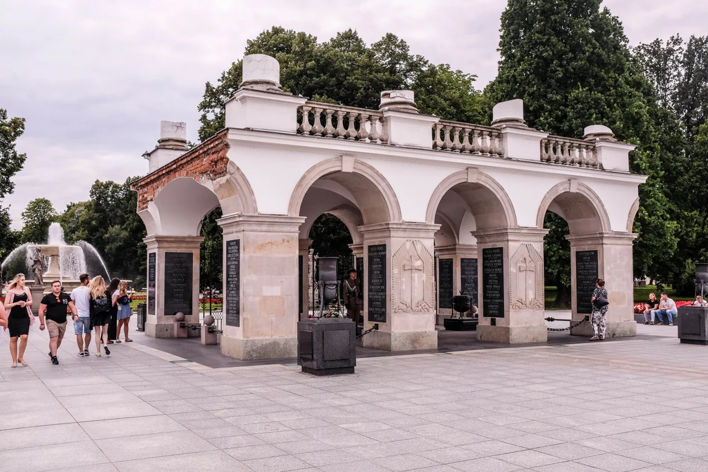 Grób Nieznanego Żołnierza to jedyny zachowany fragment zburzonego w 1944 roku Pałacu Saskiego Grób Nieznanego Żołnierza to jedyny zachowany fragment zburzonego w 1944 roku Pałacu Saskiego