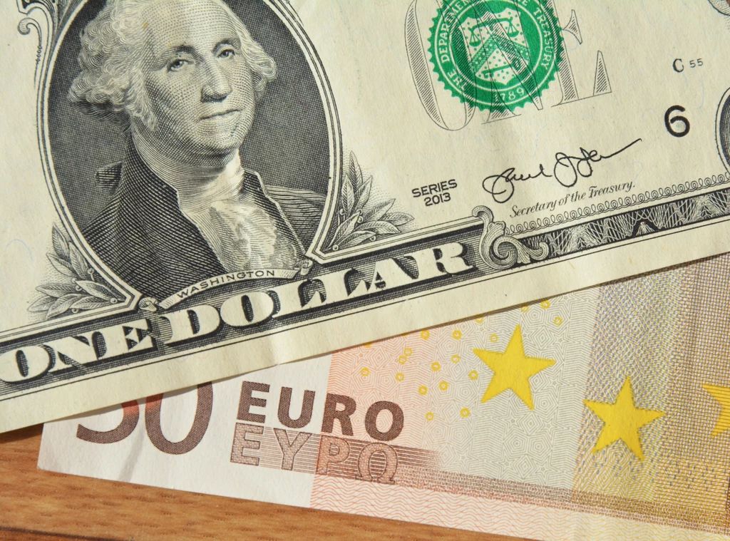 Złoty pozostaje stabilny do głównych walut 