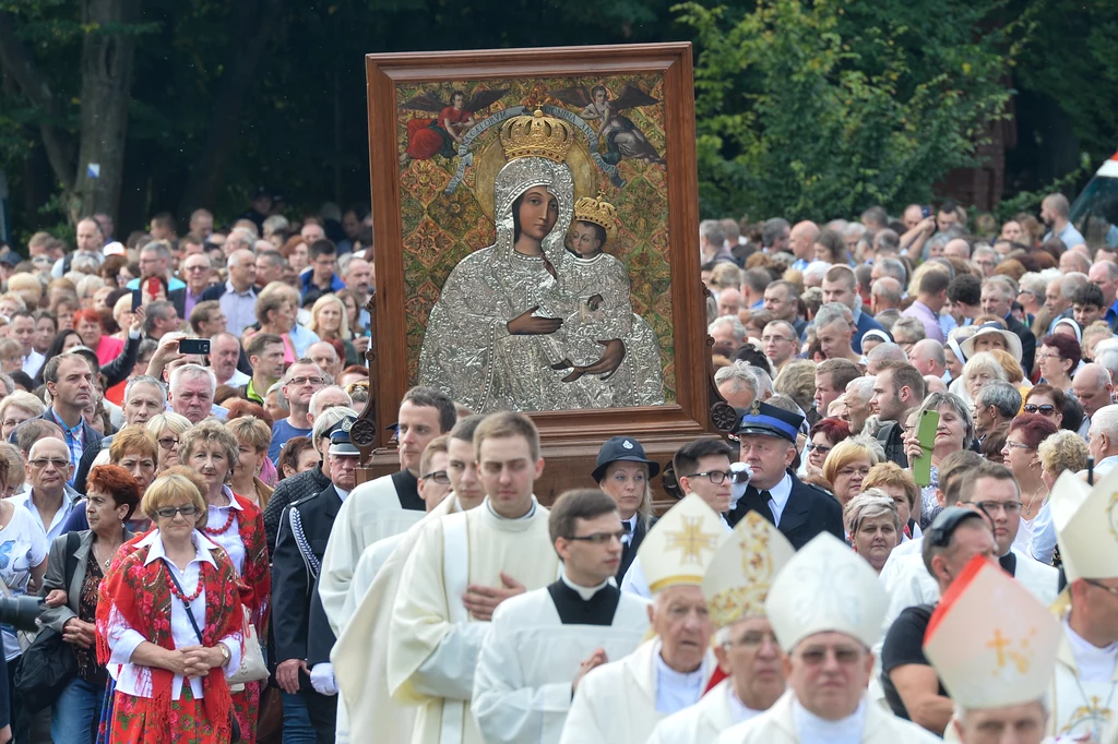 Objawienia w Gietrzwałdzie sprawiły, że do Sanktuarium Maryjnego w Gietrzwałdzie co roku przybywa około milion pielgrzymów Objawienia w Gietrzwałdzie sprawiły, że do Sanktuarium Maryjnego w Gietrzwałdzie co roku przybywa około milion pielgrzymów