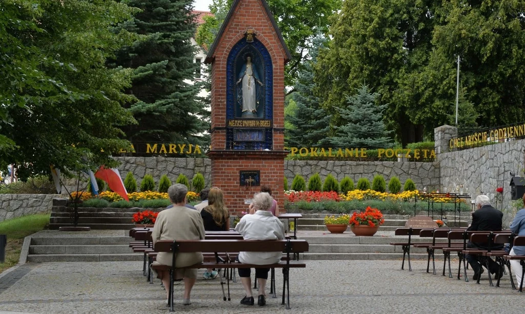 Gietrzwałd to niewielka wieś w województwie warmińsko - mazurskim, usytuowana w połowie drogi pomiędzy Ostródą a Olsztynem Gietrzwałd to niewielka wieś w województwie warmińsko - mazurskim, usytuowana w połowie drogi pomiędzy Ostródą a Olsztynem