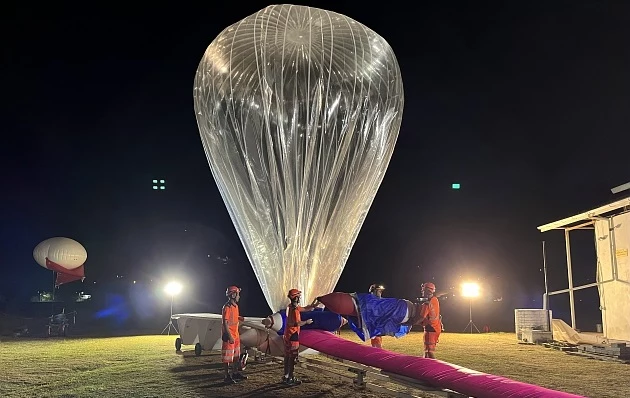 Wysyłanie balonu z instrumentem pomiarowym w atmosferę na Seszelach