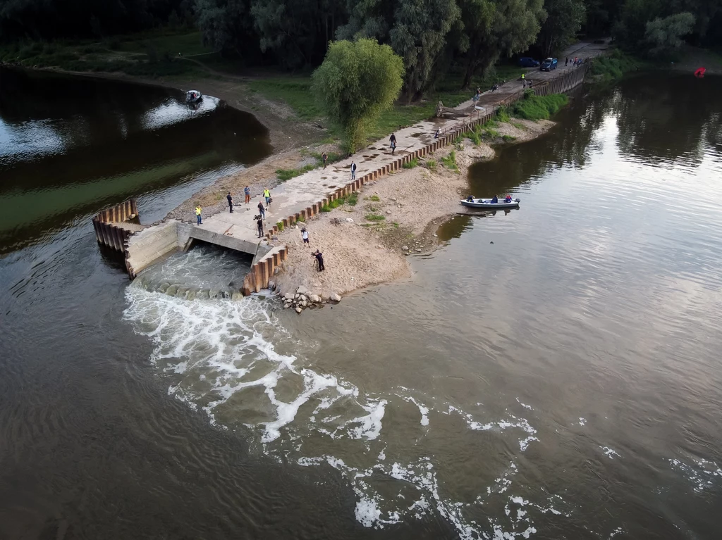 Z powodu awarii kanalizacji w Warszawie konieczny był zrzut ścieków do Wisły i utworzenie mostu pontonowego 