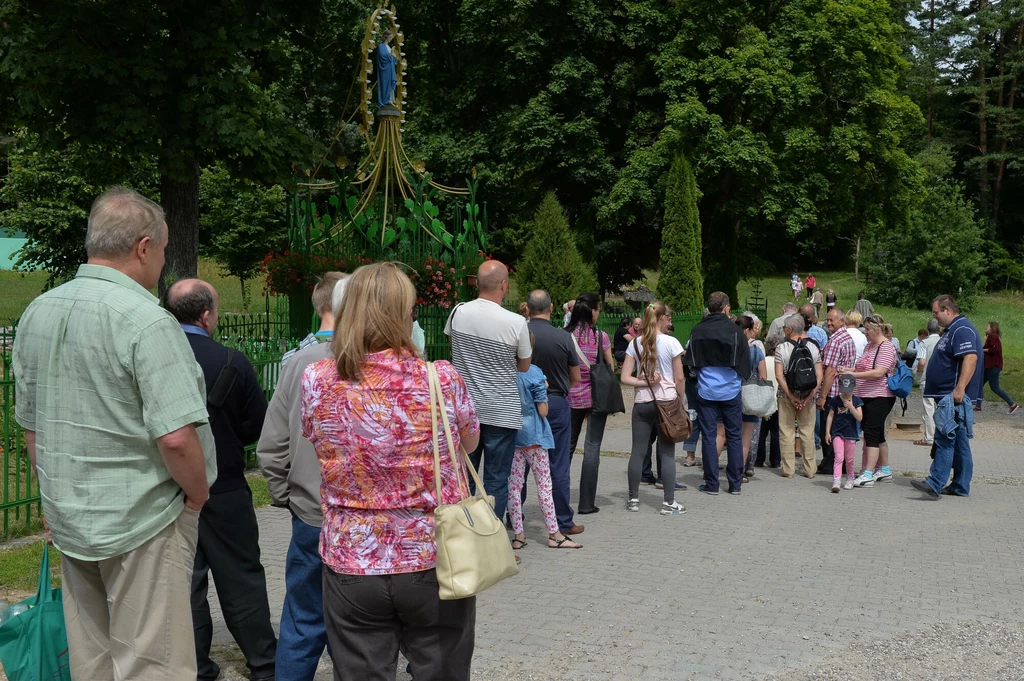 Pielgrzymki tłumnie odwiedzają Gietrzwałd Pielgrzymki tłumnie odwiedzają Gietrzwałd