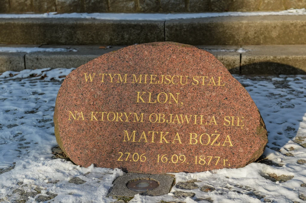 W miejscu klonu, na którym doszło do objawień maryjnych w Gietrzwałdzie, stanęła pamiątkowa tablica W miejscu klonu, na którym doszło do objawień maryjnych w Gietrzwałdzie, stanęła pamiątkowa tablica