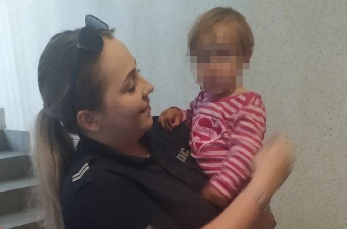 Policjanci zaopiekowali się roczną dziewczynką Policjanci zaopiekowali się roczną dziewczynką
