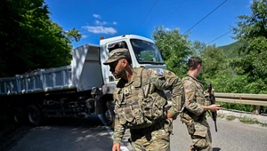 Patrol żołnierzy NATO w pobliżu barykady drogowej ustawionej przez etnicznych Serbów w pobliżu miejscowości Zubin Potok