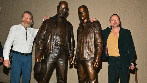 Bryan Cranston i Aaron Paul pozują z pomnikiem Waltera White'a oraz Jesse'ego Pinkmana