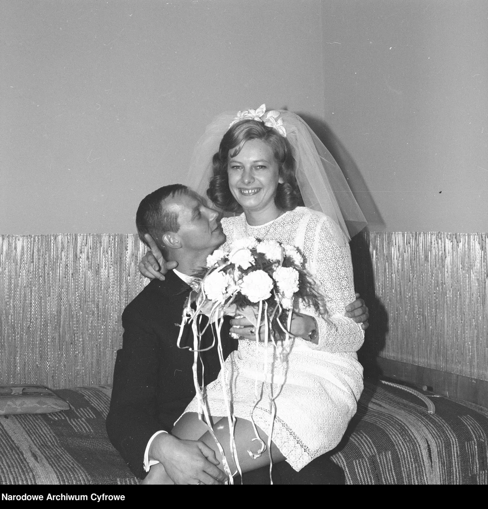 Ślub Ewy Kaszuby w kościele św. Anny w Warszawie i przyjęcie weselne - 1970 r.