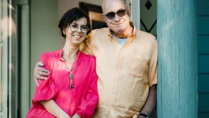 Piotr Machalica z Elżbietą Zającówną w scenie z filmu "Szczęścia chodzą parami"