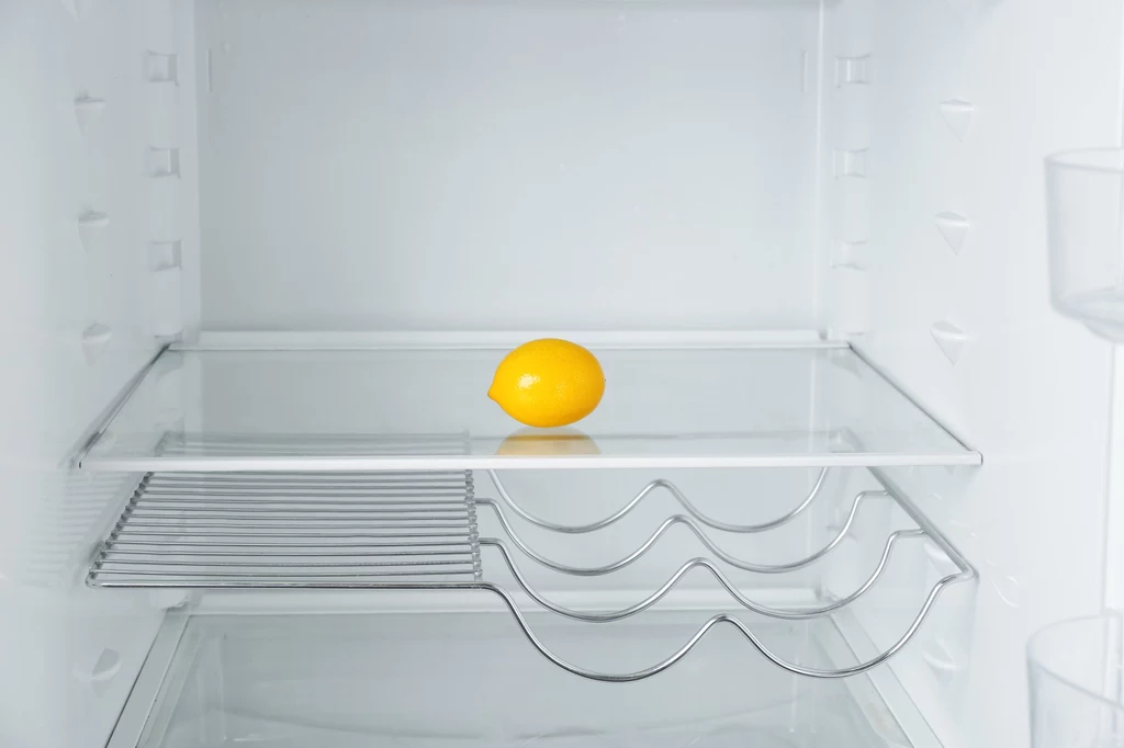 Świeża cytryna to jeden z najprostszych patentów na pozbycie się brzydkiego zapachu z lodówki