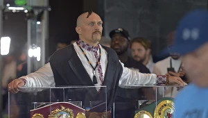 Ołeksandr Usyk prezentuje pasy WBA, WBO, IBO i IBF na konferencji prasowej przed rewanżową walką z Anthonym Joshuą 