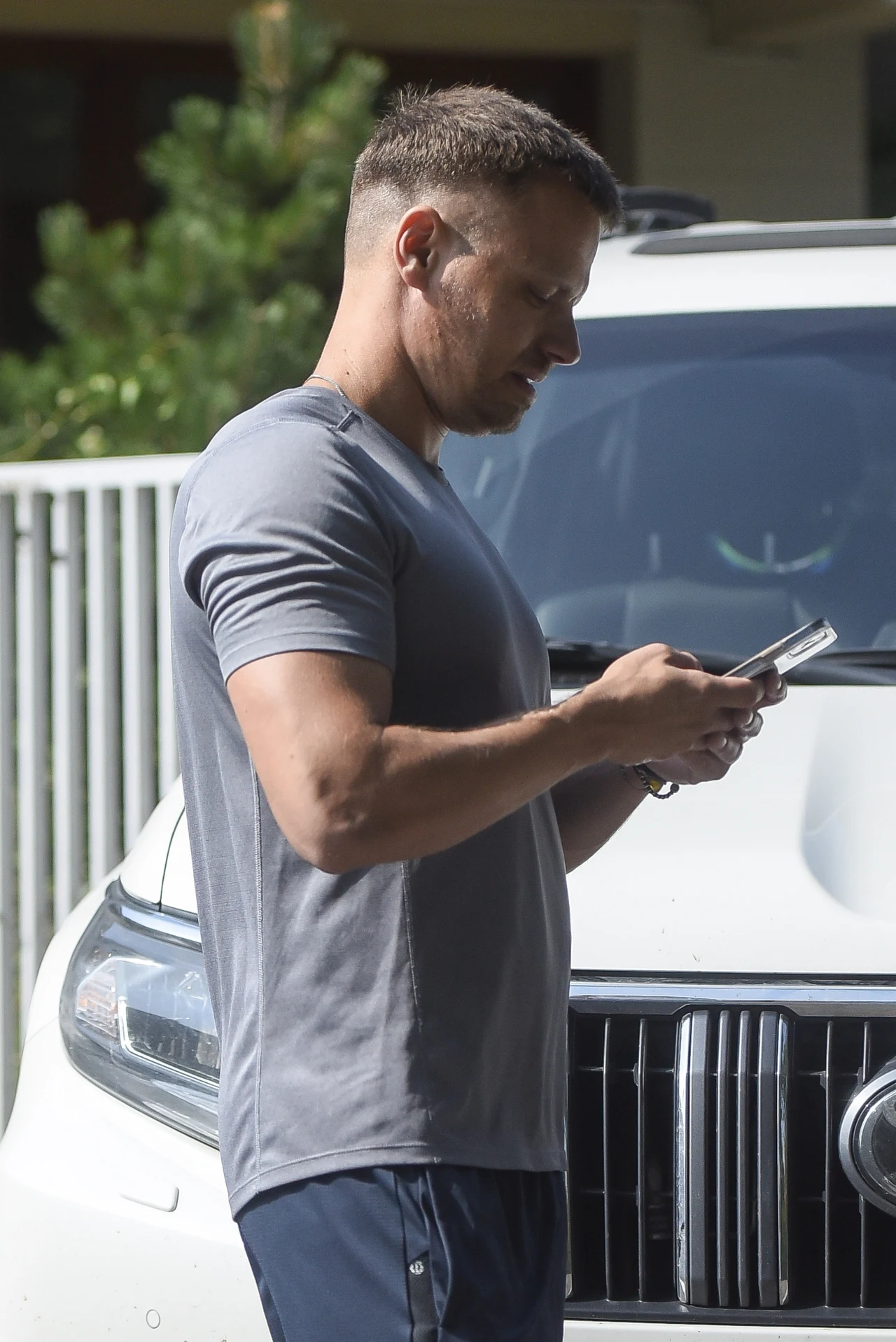 Marcin Hakiel może pochwalić się wyrzeźbionymi bicepsami i potężną klatą