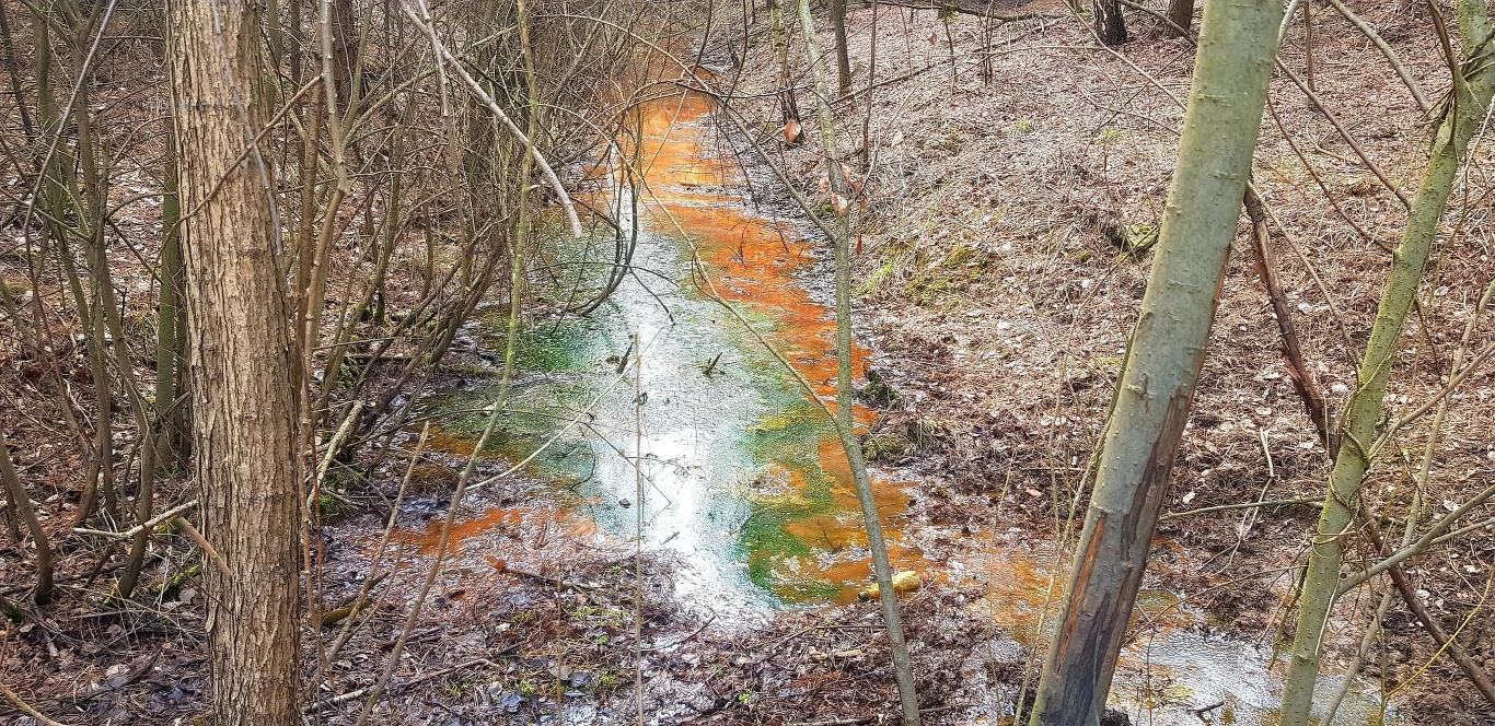 Pomarańczowo-zielona rzeka w Jaworznie
