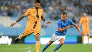 Napastnik Dudelange Samir Hadji (z lewej) w meczu z Malmö FF