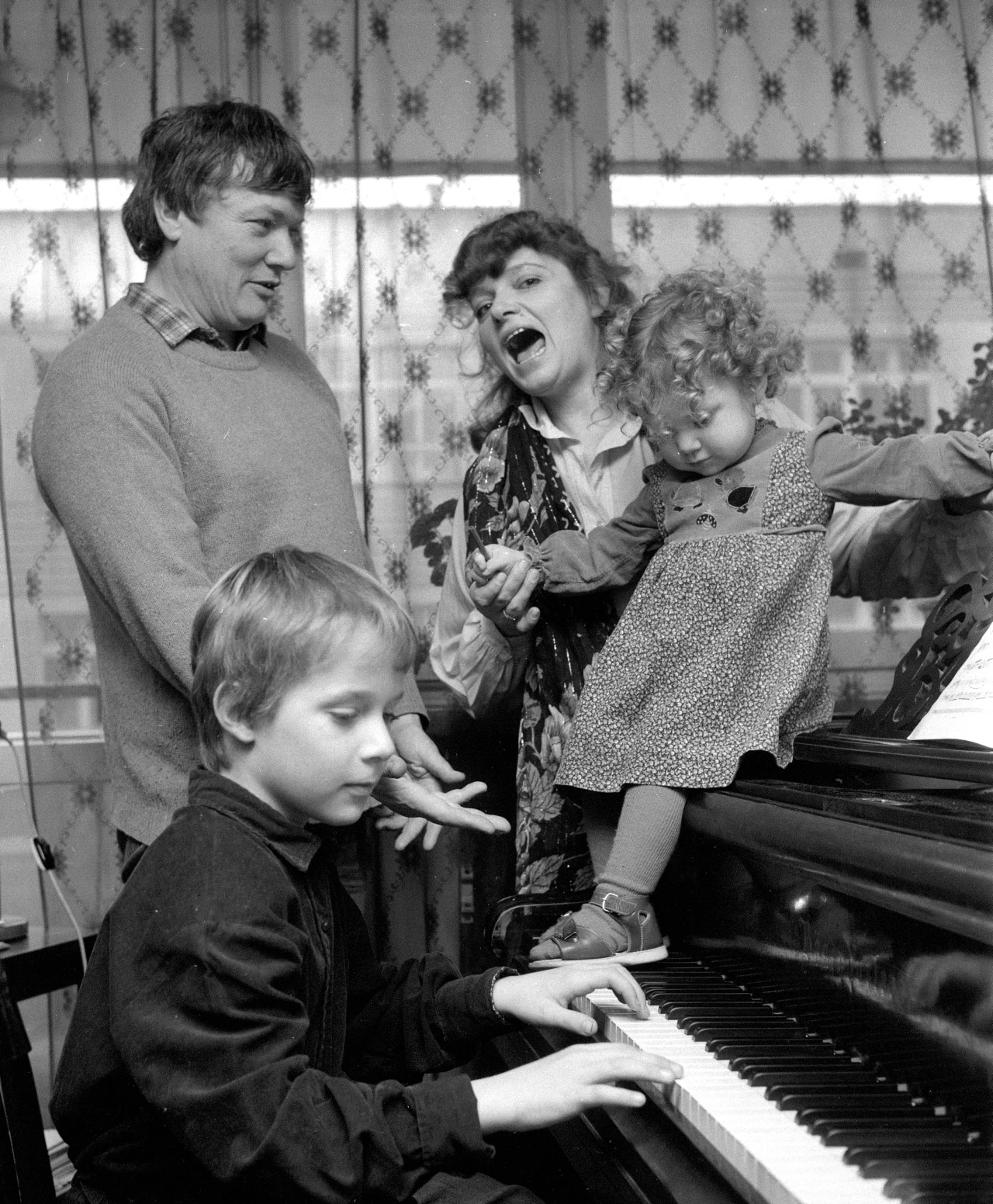 Anna Seniuk i Maciej Małecki z dziećmi, 1983 r. Anna Seniuk i Maciej Małecki z dziećmi, 1983 r.