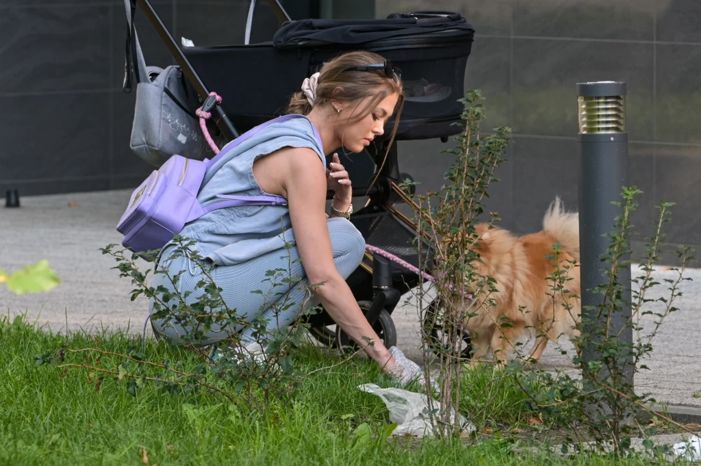 Gwiazda bez skrępowania posprzątała po swoim psie Gwiazda bez skrępowania posprzątała po swoim psie