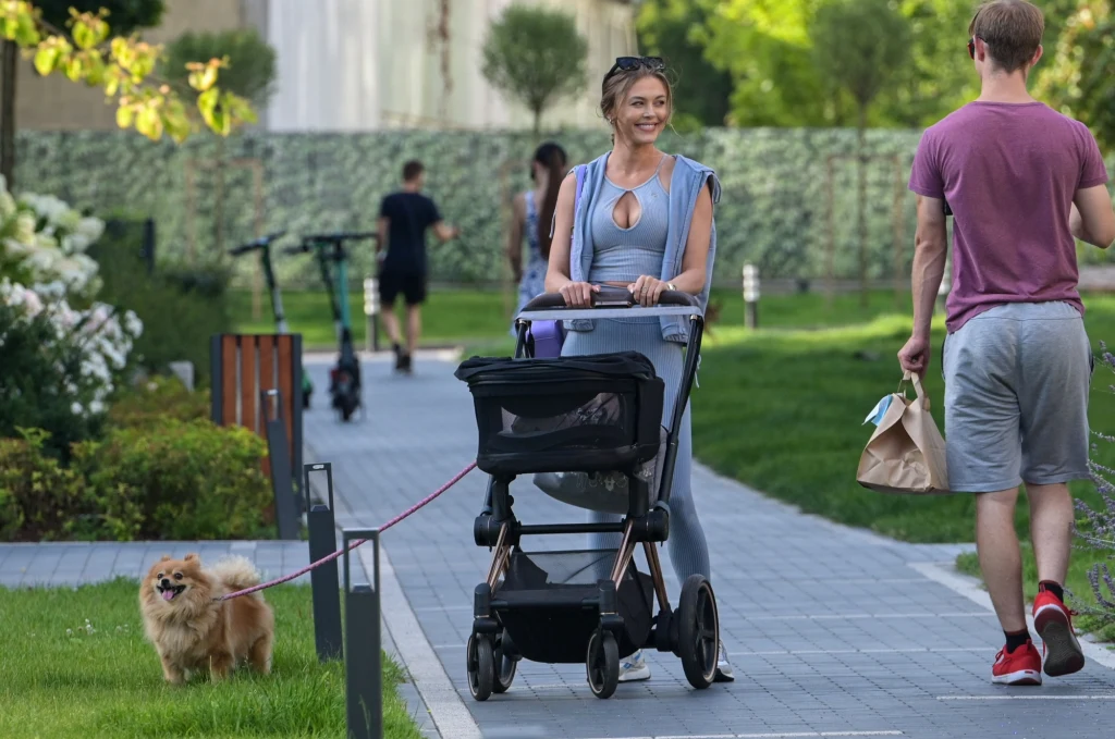 Aktorka spotkała na spacerze kilka znajomych twarzy Aktorka spotkała na spacerze kilka znajomych twarzy