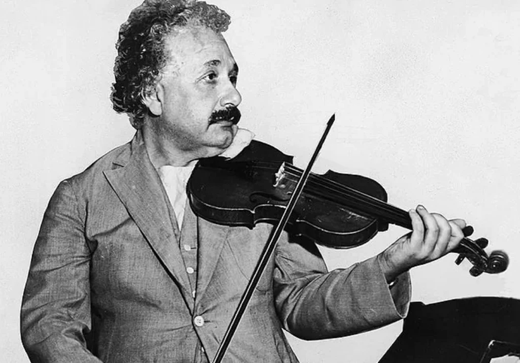 Albert Einstein jest uznawany za jednego z największych fizyków w całej historii ludzkości - jego dzieła są porównywane przez naukowców do najwybitniejszych utworów Mozarta ze względu na doskonałość i piękno / zdjęcie: wikipedia