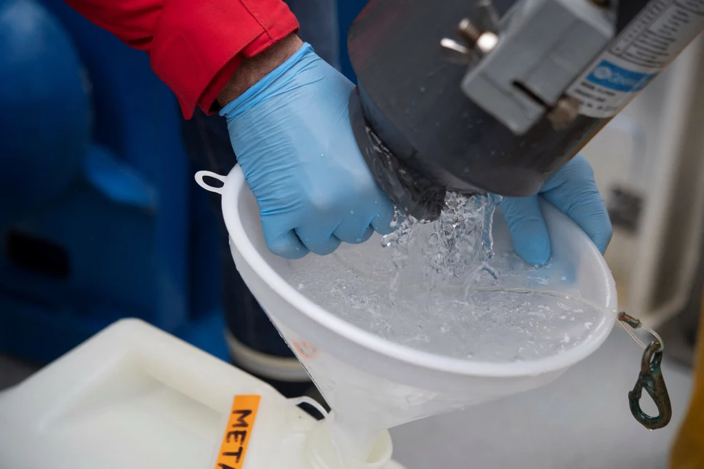 Inżynier pobiera próbki planktonu