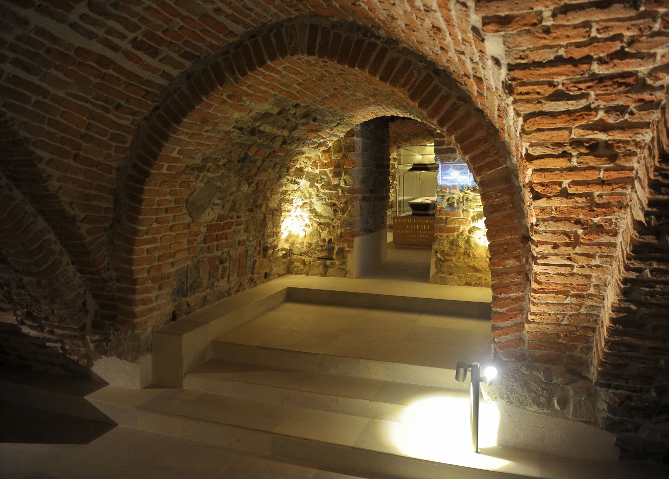 Ossuarium pełniły podobną funkcję, co krypty Ossuarium pełniły podobną funkcję, co krypty