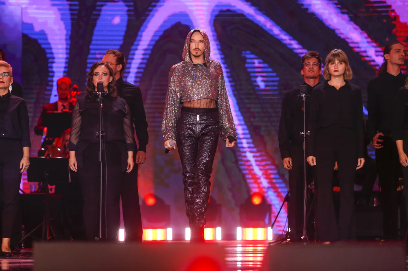 Michał Szpak na scenie z chórem Alla Vienna Michał Szpak na scenie z chórem Alla Vienna