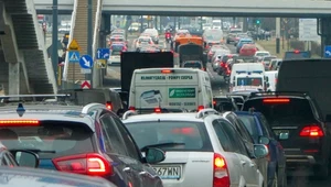 40 tysięcy mieszkań i zero miejsc parkingowych. Miasta walczą z kierowcami