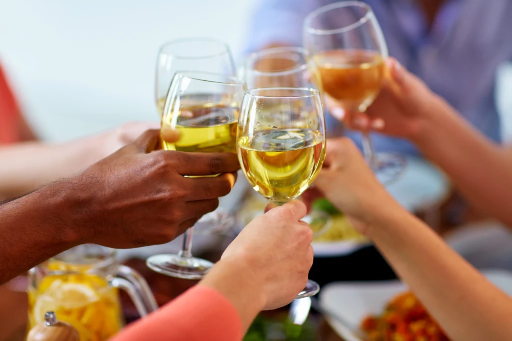 Wiele osób nie wyobraża sobie bez alkoholu spotkania z przyjaciółmi, wakacji, czy rodzinnych uroczystości
