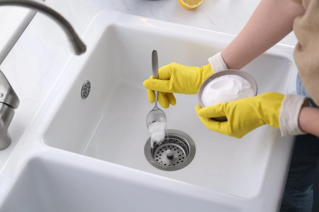 Sodę oczyszczoną do mycia zlewu można stosować na różne sposoby