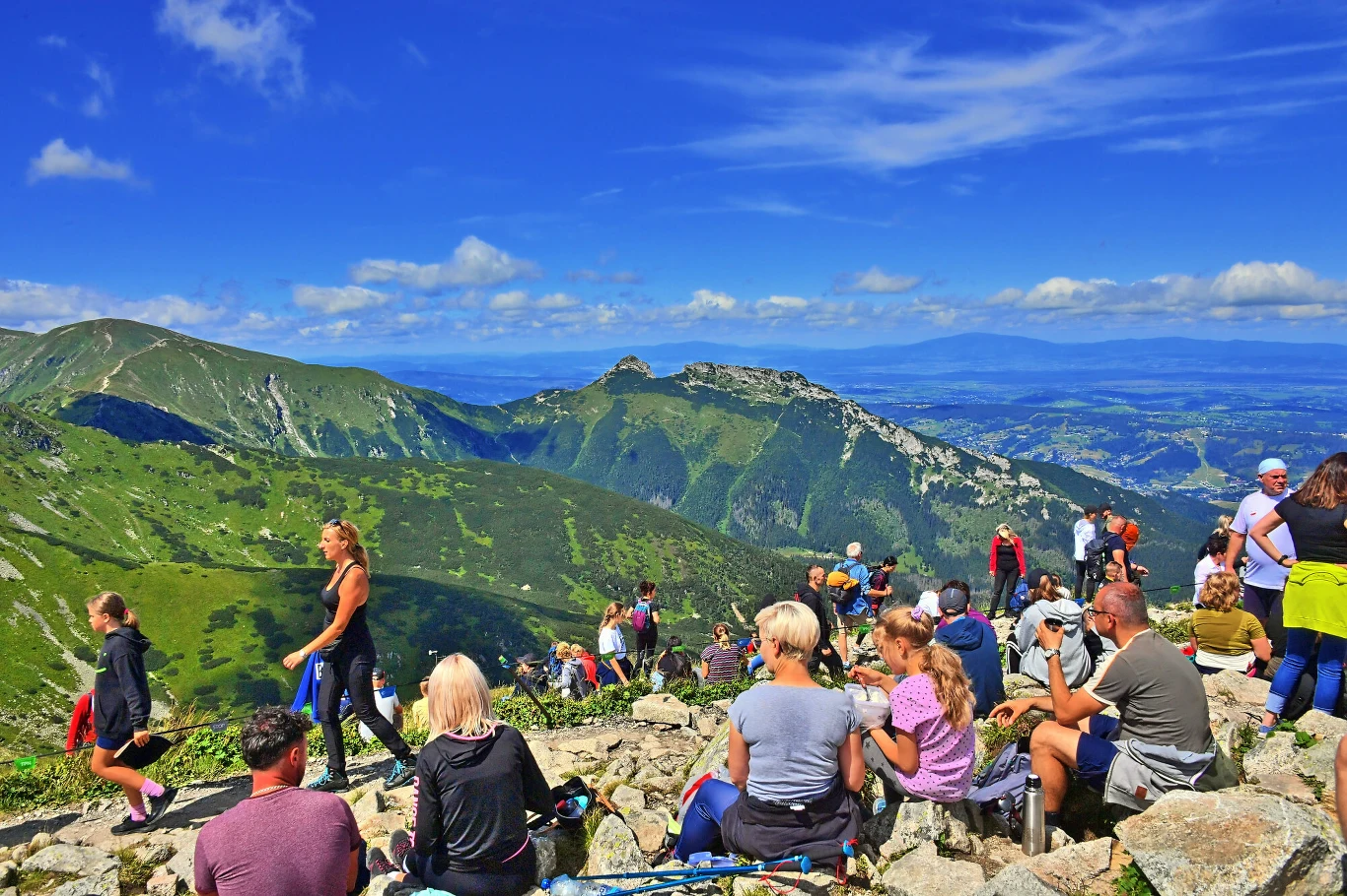 Na szczycie Kasprowego Wierchu krajobraz zapiera dech w piersiach. Jak na dłoni widać stamtąd Giewont 