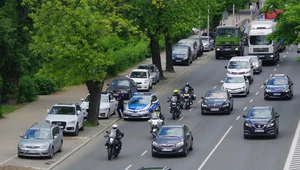 Czy motocykliści mogą wyprzedzać auta prawą stroną pasa? /Marek BAZAK