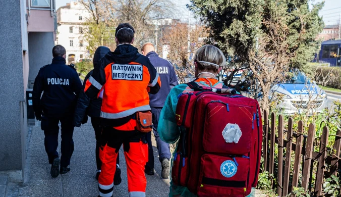 ​"Jak ktoś ma umrzeć, to umrze". Dwanaście godzin w karetce