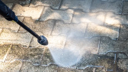 Jak usunąć tłuste plamy z kostki brukowej bez szorowania? Przyda się domowa chemia