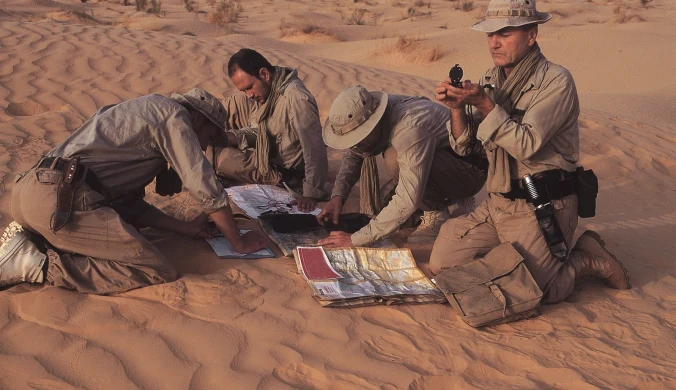 Jacek Pałkiewicz na Saharze z nieodłączną mapą „Michalin nr 953 – Africa Nord et Ouvest”